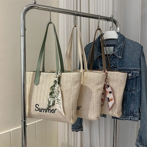 Trois sacs cabas en paille tressée avec broderie 'Summer' et foulards en soie chic