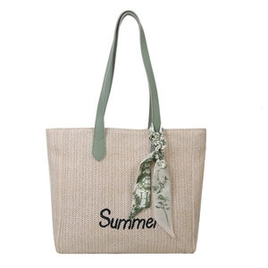 Sac fourre-tout en paille avec broderie Summer, anses vertes et foulard floral