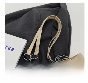 Détail de la poignée en cuir PU beige et de la chaîne en métal du grand sac fourre-tout