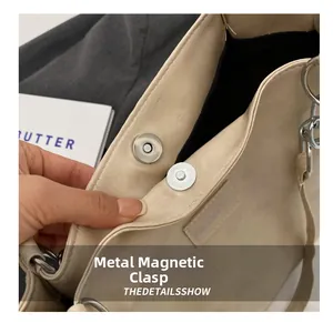 Détail du fermoir magnétique et texture cuir sur le grand sac fourre-tout beige