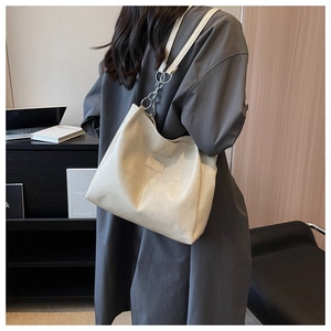 Détails du sac fourre-tout blanc crème avec chaînes argentées et finition en similicuir lisse
