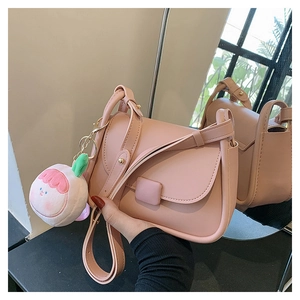 Sac bandoulière rose mat avec pendentif pêche en peluche et boucle carrée élégante