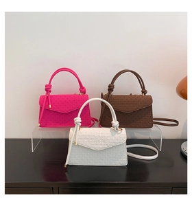 Trois sacs à bandoulière élégants en rose, marron et blanc avec détails géométriques