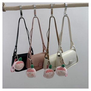 Présentation de sacs à bandoulière minimalistes en noir, rose, kaki et blanc cassé