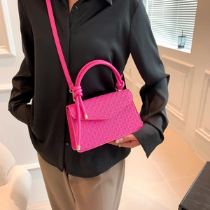 Petit sac bandoulière fuchsia minimaliste avec texture tressée et poignée nouée