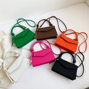 Sacs à bandoulière en cuir avec poignée à nœud en six couleurs vives sur fond blanc