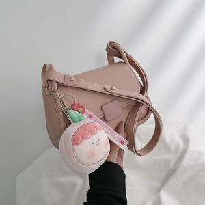 Petit Sac à Épaule Carré en Cuir PU pour Femmes Sac à Bandoulière Décontracté Simple Avec Pendentif en Peluche Pêche