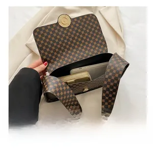 Vue intérieure montrant la capacité pour smartphone et portefeuille du sac vintage marron