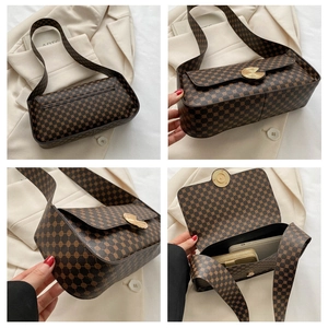 Détail du sac à bandoulière vintage marron montrant la capacité intérieure et le fermoir aimanté