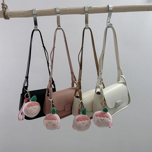 Sacs à bandoulière carrés minimalistes en quatre couleurs avec breloques en peluche