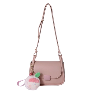 Petit sac carré rose minimaliste en cuir avec breloque peluche et bandoulière réglable