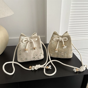 Sac Seau en Paille Tissé pour Femmes avec Broderie Florale Petit Cordon Sac à Bandoulière Plage Style Pastoral Sac à Main Été