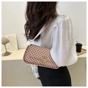 Détail du sac baguette rose avec motifs géométriques et boucle métallique dorée