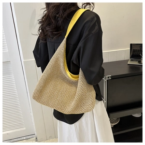 Détail du sac fourre-tout tissé avec maille évidée et bandoulière jaune contrastée