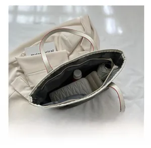 Vue de dessus du grand sac cabas beige montrant l'espace pour portefeuille et mobile