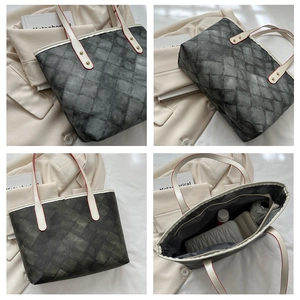Détails du grand sac cabas avec motif à carreaux, anses rouges et intérieur spacieux