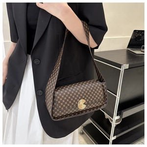 Vue détaillée du sac porté épaule marron rétro avec boucle dorée et bandoulière fixe