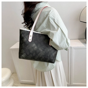 Détail du sac cabas à damier gris foncé avec des bandoulières contrastées blanc et rouge