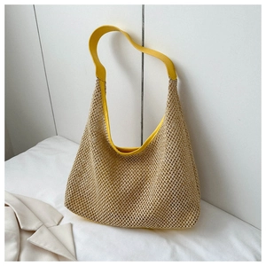 Gros plan du sac fourre-tout en paille tissée beige avec bandoulières jaune vif en cuir PU