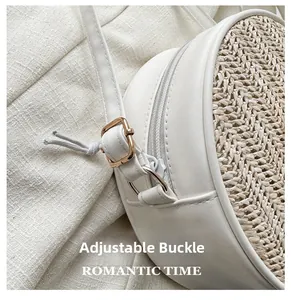 Détails de la boucle métallique ajustable et du zip sur le sac rond en paille