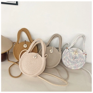 Détails de sacs ronds en paille tressée avec texture spirale et pendentifs en bois
