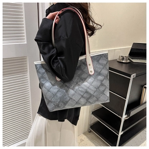 Détail du grand sac cabas à carreaux gris avec finitions blanches et bords rouges