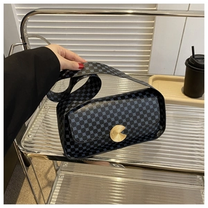 Détail du sac bandoulière imprimé avec motif géométrique bleu et boucle dorée ronde