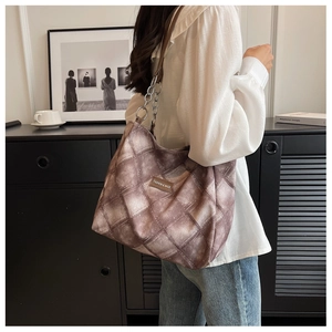 Detail der braunen Shopper Tasche mit Rautensteppung und edlem Metallketten-Riemen