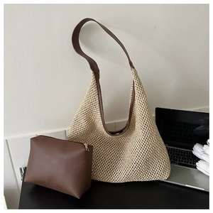 Vue détaillée du sac cabas tissé avec pochette assortie en cuir marron et accessoires