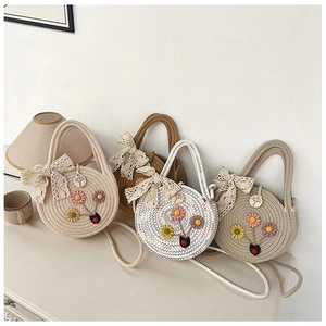 Détails de sacs à main en paille tissée avec nœuds en dentelle et fleurs 3D appliquées