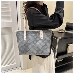 Détail du grand sac cabas gris à damier avec anses blanches et finitions bords rouges