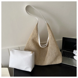Détail d'un ensemble de sacs en paille tissée avec filet beige et pochette en cuir blanc