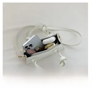 Capacité interne du sac blanc effet crocodile avec téléphone, maquillage et accessoires