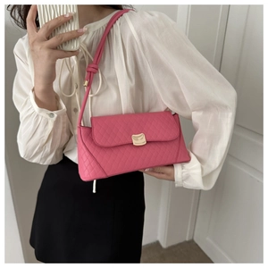 Vue détaillée du sac sous le bras matelassé rose avec fermoir doré et nœud d'épaule
