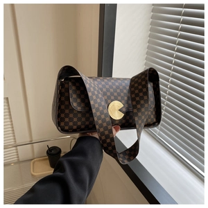 Sac hobo vintage marron avec imprimé rétro et boucle métallique dorée à volutes