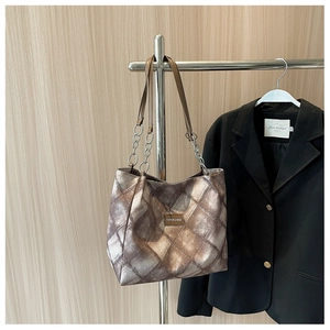 Detail der Vintage-Tote-Bag mit Rautensteppung, Metallic-Finish und Kettenriemen