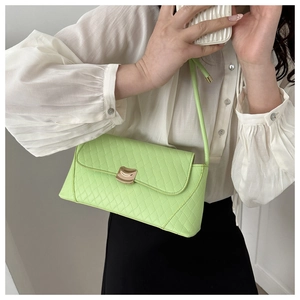 Détail du sac à bandoulière en cuir PU matelassé vert clair avec boucle en métal doré