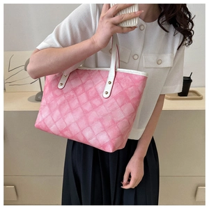 Détail du cabas à damier rose avec lanières en cuir blanc et rivets dorés
