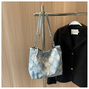 Detailaufnahme der blau-weißen Batik-Tote-Bag mit silberner Kette und Logo-Patch
