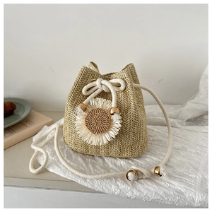 Détail du sac seau en paille avec motif tournesol et bandoulière en coton