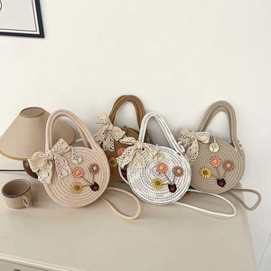 Sacs à main en paille en quatre couleurs avec fleurs et nœuds en dentelle pour l'été