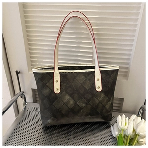 Détail du sac cabas matelassé gris avec anses blanches contrastées et rivets dorés