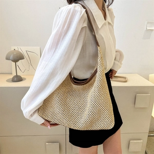 Sac hobo chic en paille tressée avec bordure en cuir marron pour plage et mode d'été