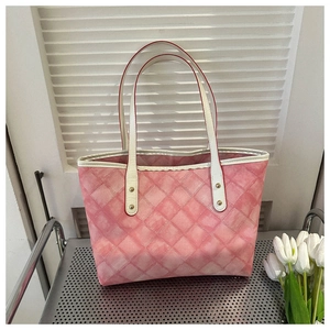 Détail du sac cabas à carreaux roses avec longues anses blanches et rivets métalliques