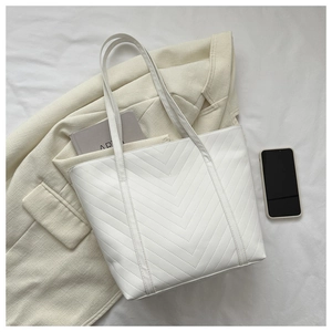 Dettaglio della grande borsa tote in pelle PU bianca con trapuntatura a V e spazio interno