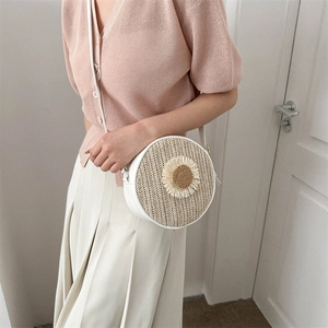 Sac bandoulière rond en paille tissée avec détail de marguerite et garniture en cuir