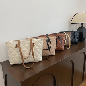 Quilted oversized tote bags in five neutral colors displayed for stylish daily commuting