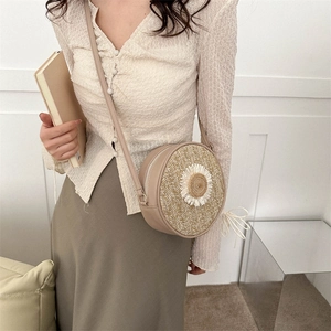 Sac bandoulière rond en paille tissée avec fleur de marguerite et bandoulière beige