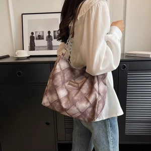Gesteppte Tragetasche mit Kettenriemen in kaffeebraunem Vintage-Stil für Damen