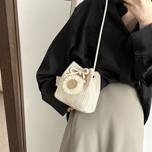 Sac seau en paille tressée blanc cassé avec décoration de tournesol et sangle à cordon